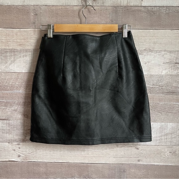 NWOT Topshop Faux Leather Motorcycle Mini Skirt in black size 4 - Picture 3 of 8